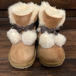 Ugg boots, toddler girls size 9, excellent worn condition.